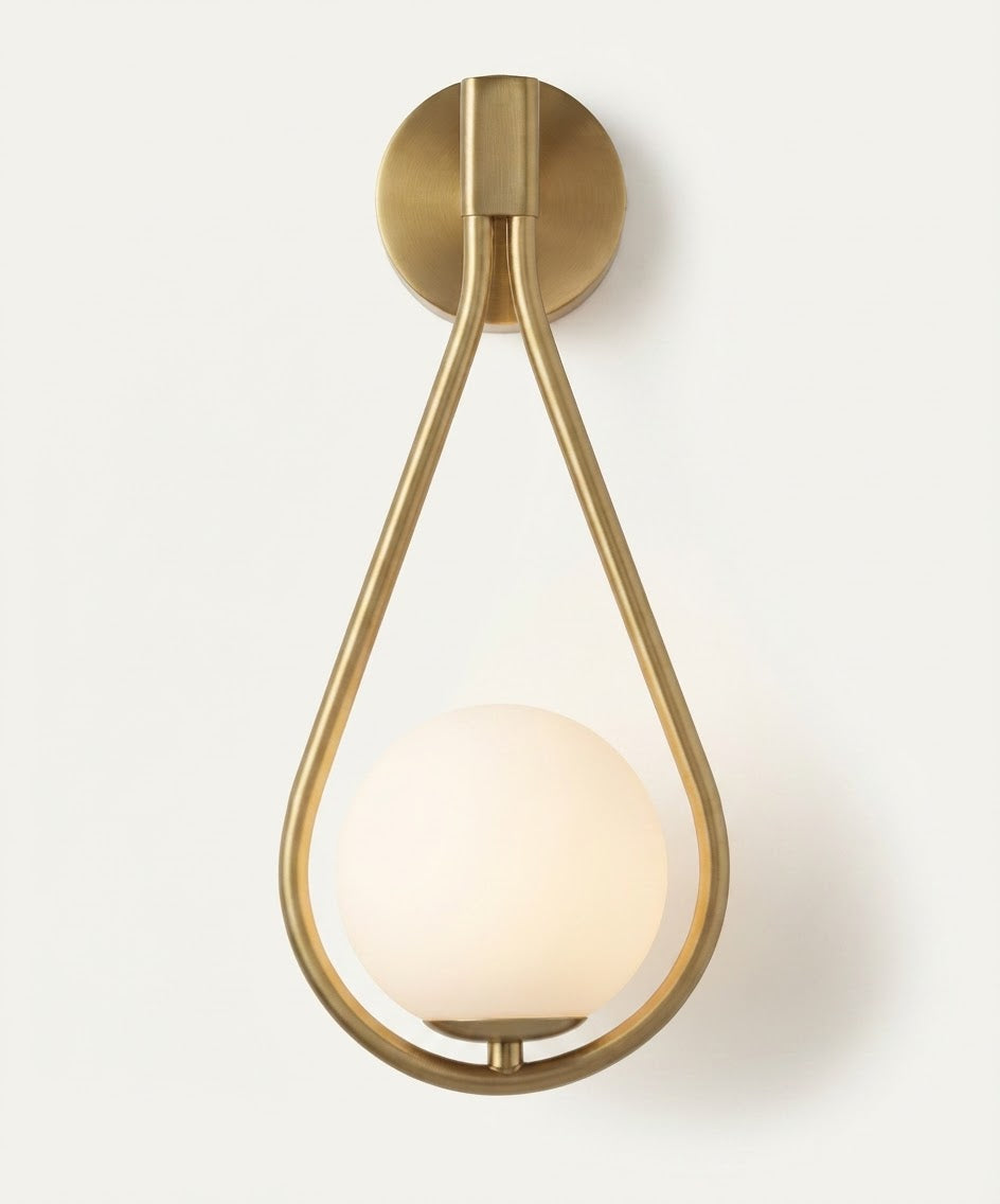 Aplique de pared SOLHUSEN KULA globo opalino LED en negro o dorado