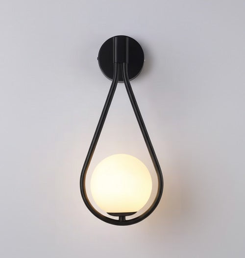 Aplique de Pared KULA — Globo Opalino LED (Negro/Dorado)