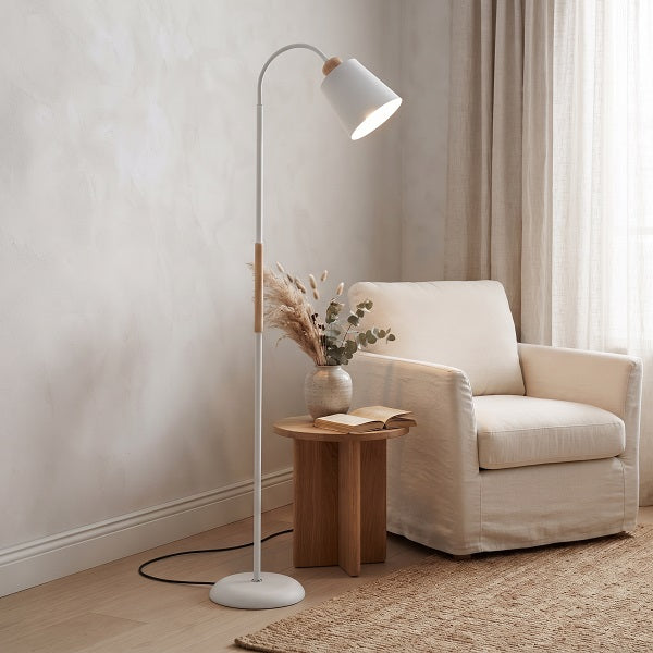 Lámpara de Pie SKEN — Metal y Madera, Brazo Orientable, 150 cm