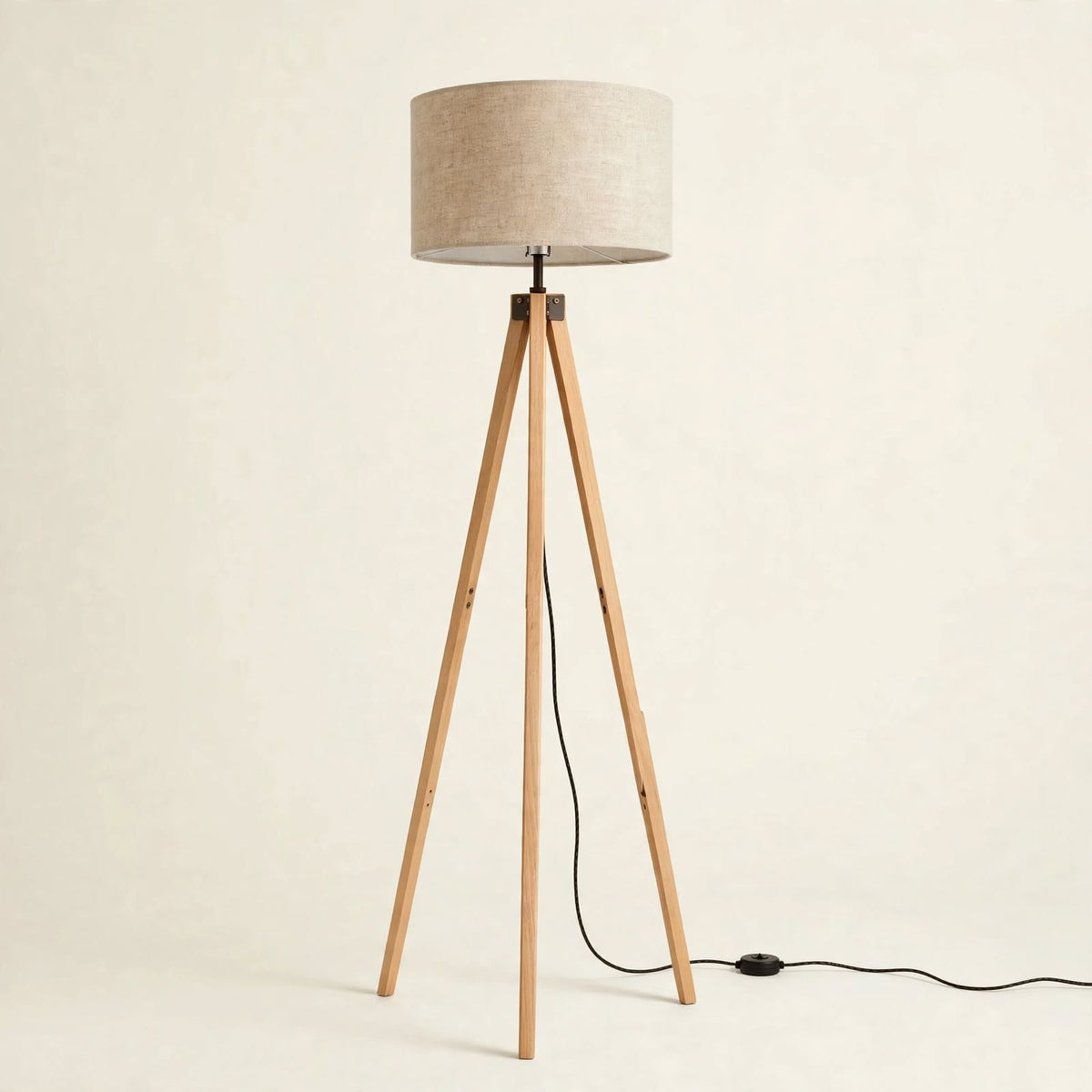 Lámpara de Pie STATIV — Trípode de Madera y Pantalla de Lino, 155 cm
