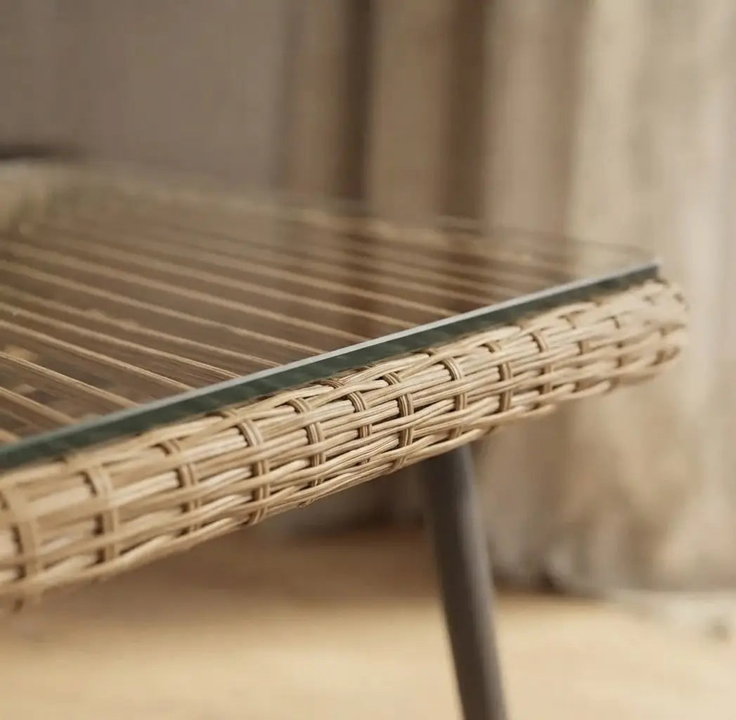 Mesa Baja de Jardín LIDO — Resina Trenzada y Cristal Templado