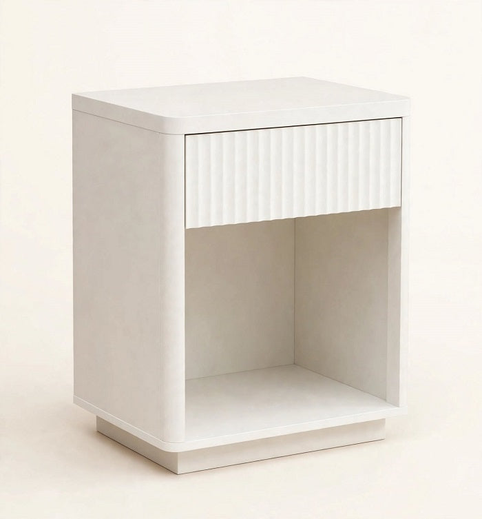 Mesita de Noche BOLGE — Panel Ondulado Blanco con Cajón.