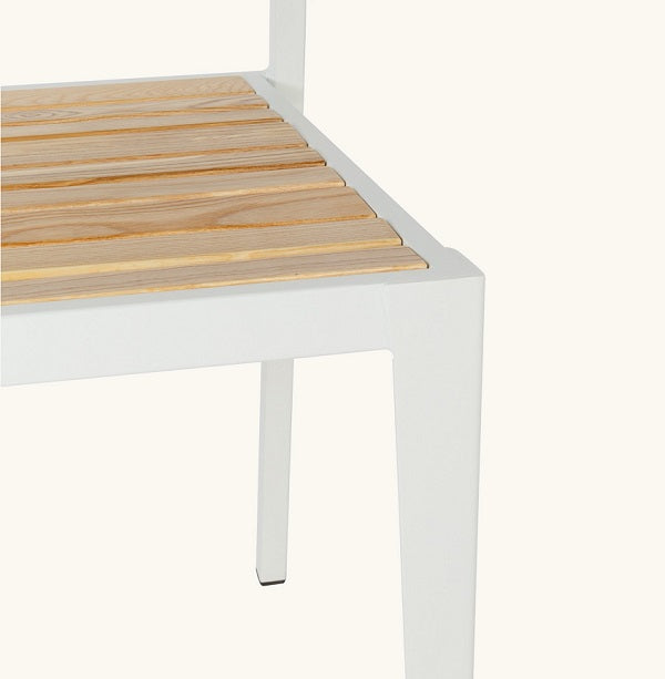 Silla de exterior DUNA — Fresno y acero blanco