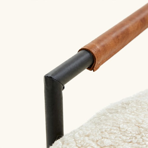 Sillón MJUK — Tapizado Crema, Asiento Ancho y Estructura de Acero